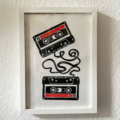 Linoldruck Musikkassetten – Retro Kunst auf handgeschöpftem Büttenpapier A4