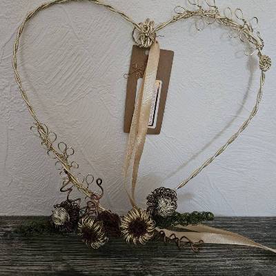 Herbstdekoration, Herz zum Aufhängen aus Aluminiumdraht. 24 x 24 cm