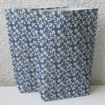 Geschenktüten Blümchen auf Blau, 2 Stück geblümte Bodenbeutel-Papiertüten, Bodenbreite variabel