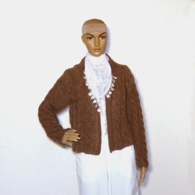 Handgestrickte Damenjacke Nougat – Flauschig, Warm & Modern