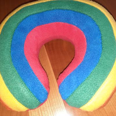 Regenbogen Nackenhörnchen – Buntes Nackenkissen & Reisekissen für Kinder ab 2 Jahren