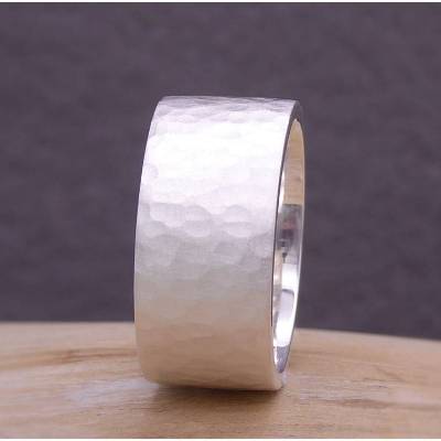 Silberring mit Hammerschlag "Hüpfer M", gehämmerter, geschmiedeter Ring in Silber 925