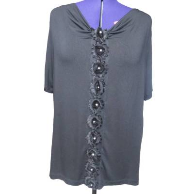 Schwarzes, mit Blütenborte verziertes Blusenshirt, Größe 54.