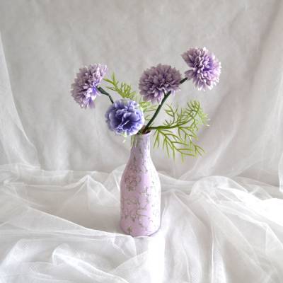 Vase mit Banderole und Blumen in lila/flieder/grau