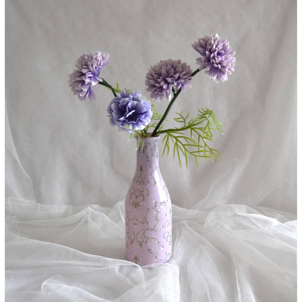 Vase mit Banderole und Blumen in lila/flieder/grau