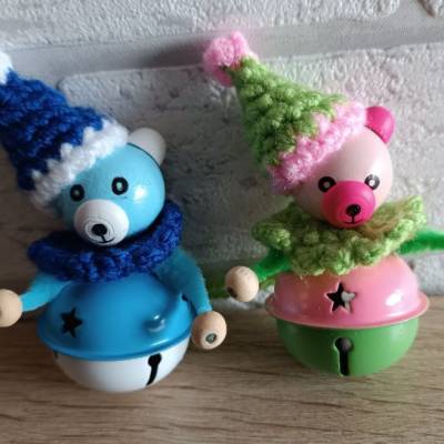 Zwei Bärchen mit Glöckchen zum Aufhängen - blau-weiß/ grün-rosa