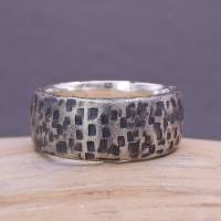 Ring "Tondro" Silber 925,  geschmiedeter Bandring geschwärzt,  Herrenring mit Hammerschlag