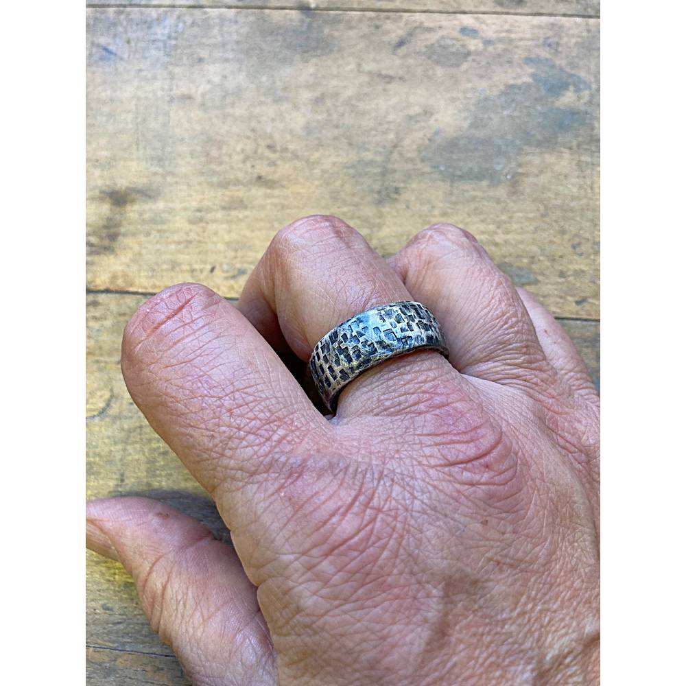 Ring "Tondro" Silber 925,  geschmiedeter Bandring geschwärzt,  Herrenring mit Hammerschlag Bild 5