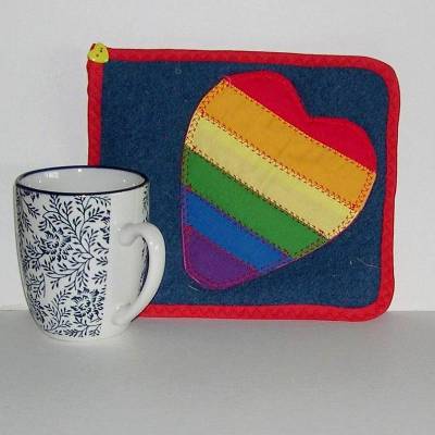 Tassenuntersetzer Regenbogen-Herz LGTBQ,Tassenteppich, Patchwork-Becheruntersetzer, Mug Rug Unikat, Wichtelgeschenk
