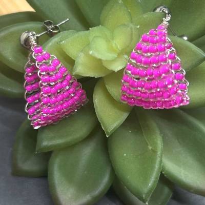 Extravagante Ohrringe, handgefertigt, Pyramiden-, Dreiecksform, pink