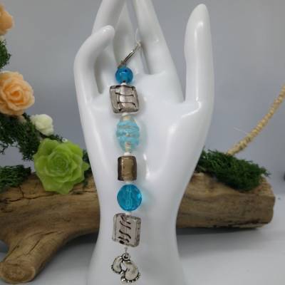 Stylischer Schlüsselanhänger "Barfuß im Regen" in blau-grau