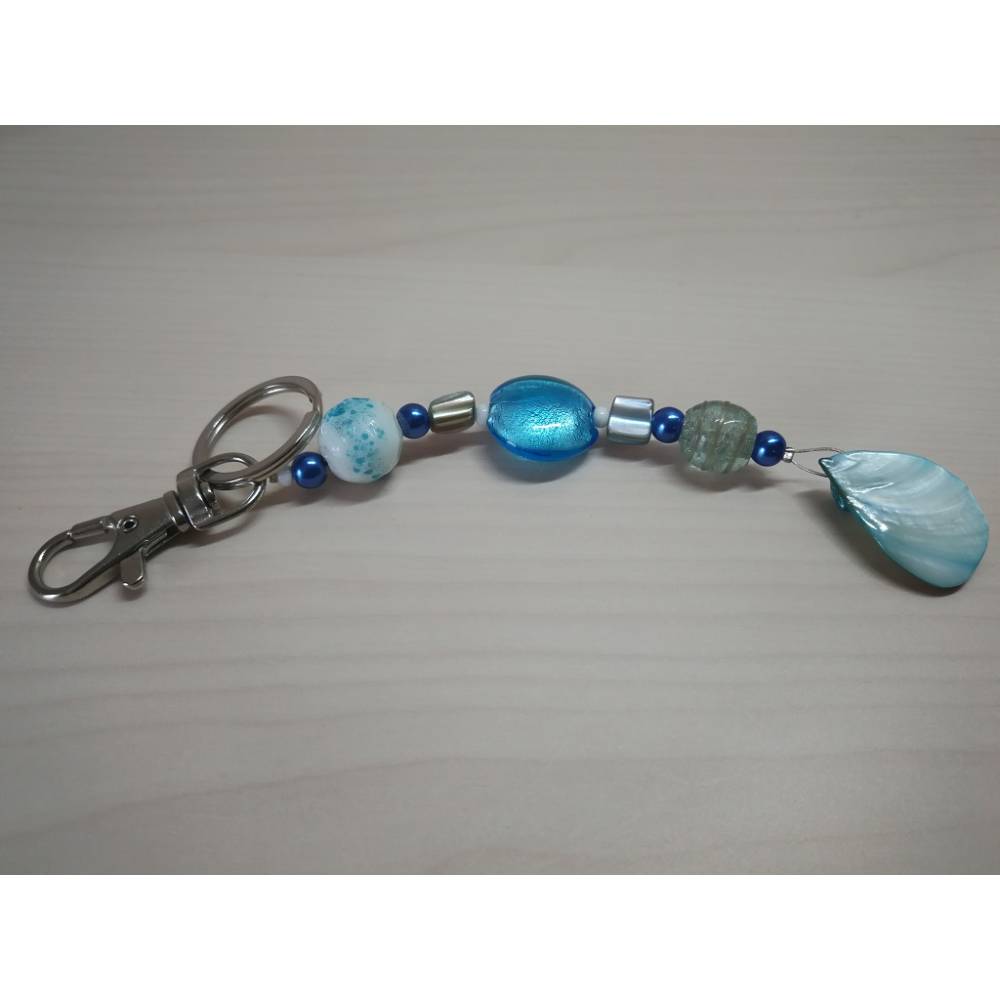 Stylischer Schlüsselanhänger Blaue Lagune mit Perlmutt und Glasperlen – Einzelstück, personalisierbar Bild 2