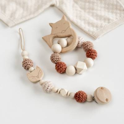 Zweiteiliges Babyspielzeug Fuchs – Schnullerkette und Greifling aus Holz