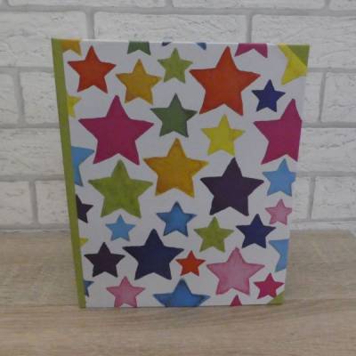 Handgefertigtes Ringbuch für DIN A5 aus Pappe, Papier und Buchleinen - Motiv: Sterne - bunt