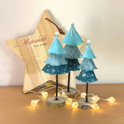 Tannenbäumchen mit Holzsockel in eisblau petrol – Einzigartige, handgemachte Weihnachtsdeko in 3 Größen