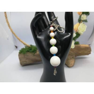 stylischer Schlüsselanhänger "Einhorn" mit weißen Schaumkorallen