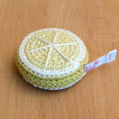 Maßband mit Häkelbezug "Zitrone", Biobaumwolle, Handarbeit 