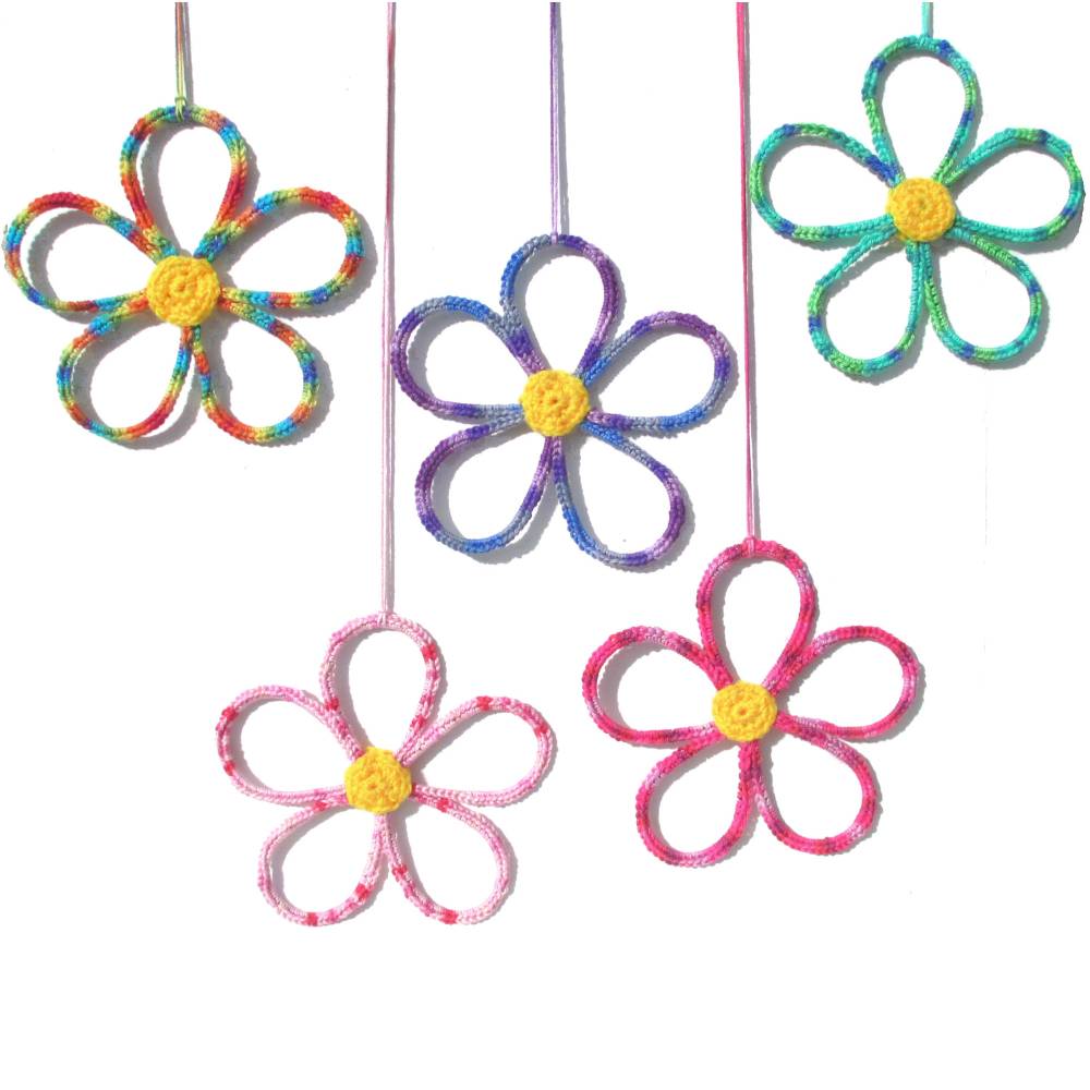 Fensterdeko Blumen 2er Set gehäkelt – Wunschfarbe, Handarbeit & Aufhänger