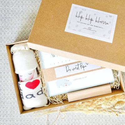Schwangerschaft verkünden: Geschenkbox "Hurra" mit Windelbaby & Vaterpass