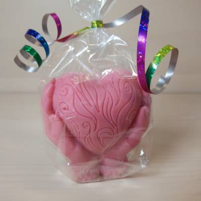 Herz in Händen haltende Kerze aus Sojawachs – Geschenkidee in verschiedenen Farben