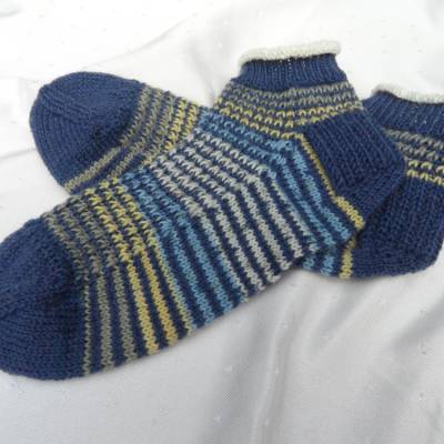 Bunte Sneakersocken Blau – Handgestrickt aus Schurwolle, Größe wählbar