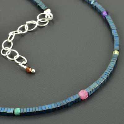 Zarte Kette mit Hämatit und kleinen Würfeln aus bunten Edelsteinen - türkisblau bunt Granat Karneol, Amethyst Turmalin 