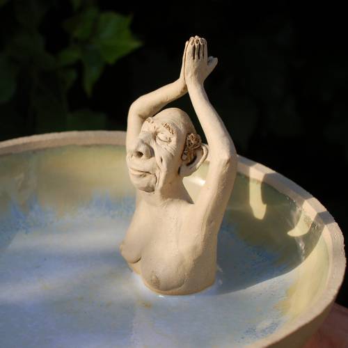 Gartenkeramik lustig - kleine Vogeltränke  aus Ton - Aqua-Yoga