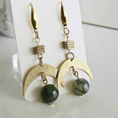 goldene Ohrringe, Hängeohrringe, Halbmond Ohrringe, Moosachat Ohrringe, Mond Ohrringe, Sichel 