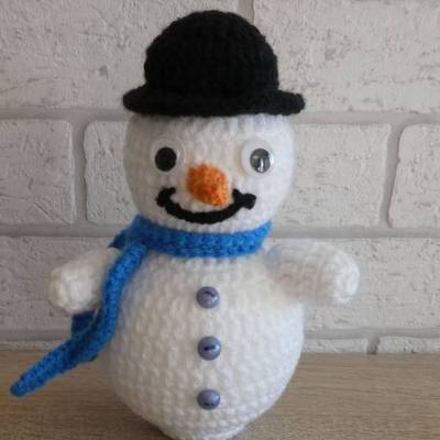 Gehäkelter Schneemann mit blauem Schal (Weihnachtsdeko)