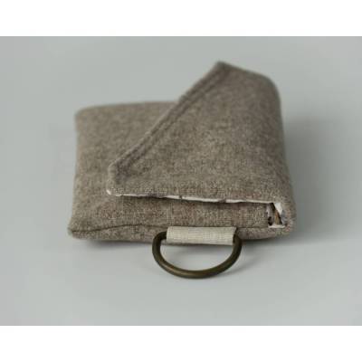 Kleine Geldbörse mit Reißverschluss und Münzfach, Kartenfach sowie D-Ring zum Befestigen. Minimalistische Münzbörse.