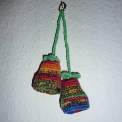 gehäkelter Taschenanhänger - Glockenblume - bunt
