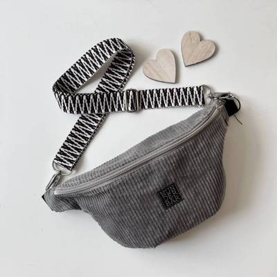 GRAU Crossbodybag aus Breitcord mit Wechselgurt von zimtblüte