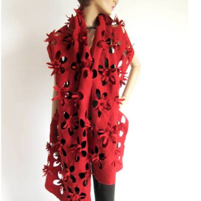 Rote Filz-Stola mit Blumen und Cut-outs, luxuriöser Umhang für besondere Events Theater und Festspiele, Unikat