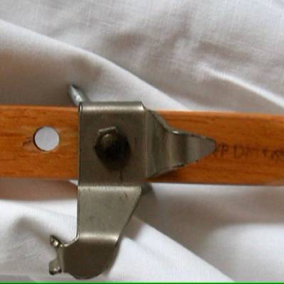 Universalöffner für Flaschen und Einweggläser, Kronenöffner, Holz Metall aus den 50er Jahren.
