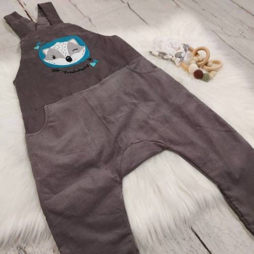 Latzhose aus Cord, Frechdachs, grau, Gr. 50-98 – Bequemer Babystrampler