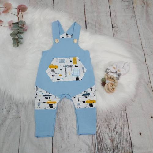 Latzhose Baustelle hellblau – Citymotiv, Gr. 50-98, aus Jersey mit Holzknöpfen