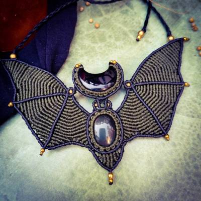 Makramee-Halskette "Fledermaus" mit Obsidian und Onyx, Halloween Collier
