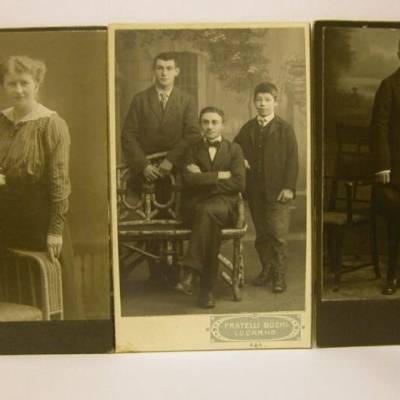 3 Original Fotos-Knaben und Männer um 1920,eine Mutti ist auch dabei.