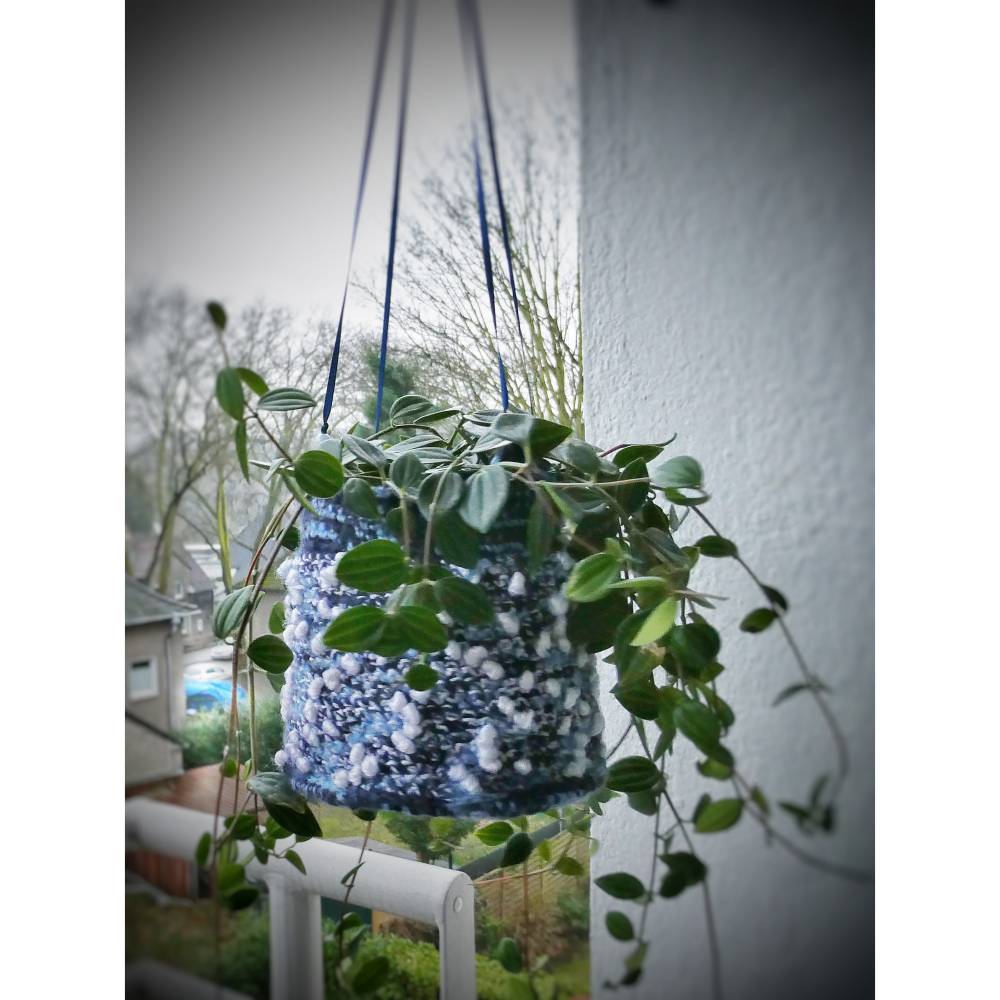 Gehäkelte Blumenampel, innen mit einem eingearbeiteten festen Boden aus Kunststoff, Bändern aus Schleifenband mit Perlen