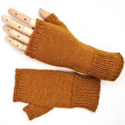 Gestrickte Fingerlose Handstulpen in Bernstein aus Wolle mit Daumenkeil, handgestrickt, la piccola Antonella