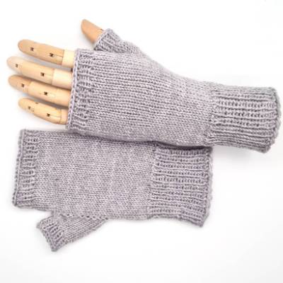 Gestrickte Fingerlose Handstulpen in Hell Grau aus Wolle mit Daumenkeil, handgestrickt, la piccola Antonella