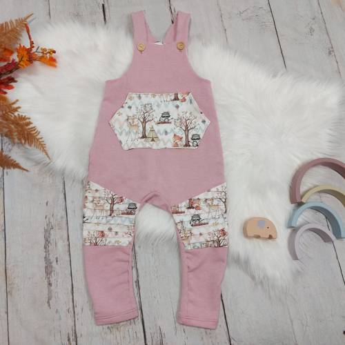 Latzhose, forest friends, rosa meliert, Gr. 50-98 – Bequemer Babystrampler