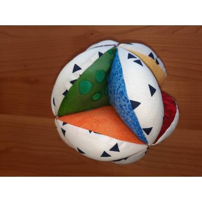 Bunter Greifball mit Klapper – Motorikball für Babys, 13,5 cm, waschbar