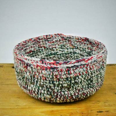Gehäkeltes kleines Körbchen im Rot-Grün Kontrast, toll als kleines Geschenkkörbchen oder als Utensilo