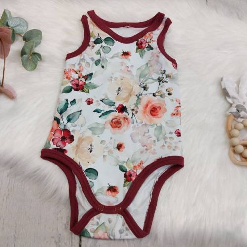 Ärmelloser Body mit romantischen Rosen in Bordeaux – Gr. 50-110, weicher Baumwolljersey