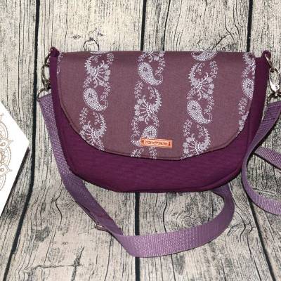 Saddlebag Svea- romantisches Trachtendesign -halbrunde Tasche-mittelgroß-lila-violett