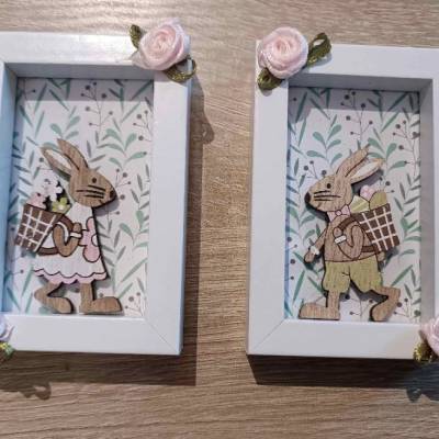 Zwei kleine Bilderrahmen zum Hinstellen mit Osterhasenmotiven und Stoffblumen