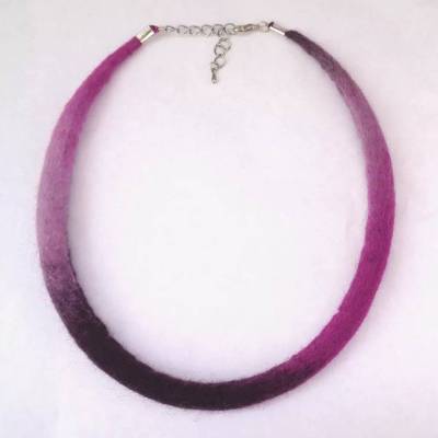 Damen Halskette gefilzt, Filzkette, Filzschmuck pink lila schwarz, Gr.M, 49cm