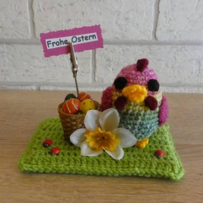 Ostergruß - gehäkeltes Huhn mit einem Ostereierkorb