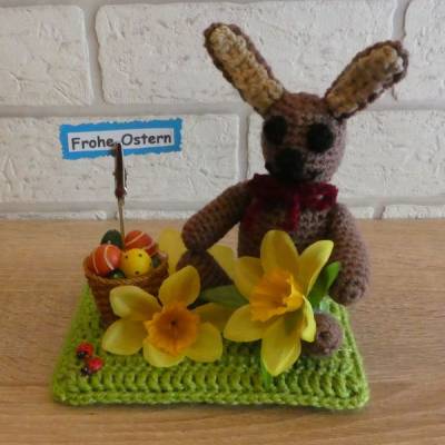 Ostergruß - gehäkelter Hase mit einem Ostereierkorb